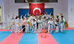 Kemer Belediye karate takımının sporcuları düzenlenen törenle kuşak atladı