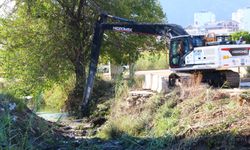 Antalya Büyükşehir Belediyesi yağmur sezonu için açık dere ve kanallarda temizlik yapılıyor