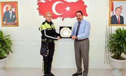 Antalya’da yangına müdahale eden kadın polise plaket verildi