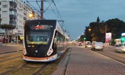 Antalya’daki tramvay duraklarının ters konumlanması yaşlı ve engelli vatandaşları zorluyor