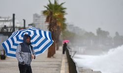 Antalya'da sağanak; şimşekler gökyüzünü aydınlattı