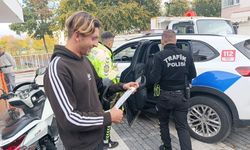 Motosiklet sürücüsü ilk kez ceza yedi hatıra fotoğrafı çektirdi