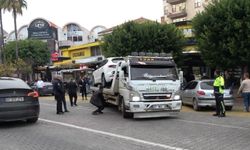 Antalya’da lüks marka araç, park halindeki otomobillere çarptı, 4 araçta hasar oluştu