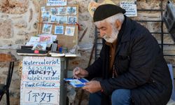 Antalya'nın güzelliklerini kağıda döken ressam, Kaleiçi’ni sevmekten vazgeçemiyor