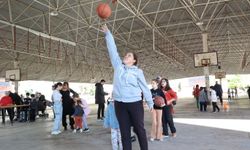 Çocuklar aileleri ile sporun keyfini çıkarıyor