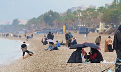 Antalya'da yağmura rağmen şemsiye altında deniz keyfi