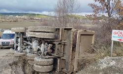 Burdur’da devrilen hafriyat kamyonundan burnu kanamadan çıktı