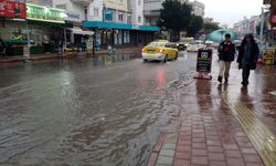 Kepez’in Ulusoy Caddesi yağmur sularına teslim oldu… Vatandaş ve araç sahipleri isyanda