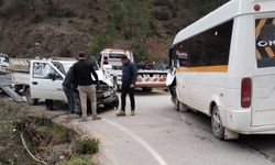 Antalya’da okul servisi ve kamyonet çarpıştı: Çok sayıda yaralı var