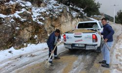 Büyükşehir ekiplerinden buz tutan yollarda tuzlama çalışması