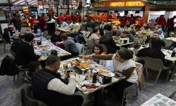 Adana’da gelenek bozulmadı... Adanalılar ilk iftarını bakın nerede açtılar