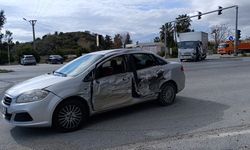 Otomobile çarpmamak için direksiyonu kırdı, kamyona çarptı