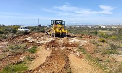 Aksu'da yol ve çöp sorunu vatandaşları çileden çıkardı