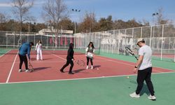 Antalya Büyükşehir Belediyesi’nden ücretsiz tenis eğitimi veriliyor