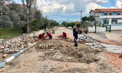 Karacasu’da yol ve kaldırım çalışmaları devam ediyor