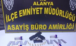 Alanya'da ruhsatsız silah ve yasaklı madde ile yakalandı