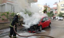 Otomobil alev alev yandı