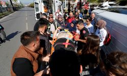 Antalya’da servis minibüsü devrildi, sıkışan sürücüyü ekipler çıkardı