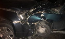 Araçlar kafa kafaya çarpıştı