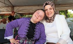 Belediye başkanının eşi çocuklara sevgi aşıladı