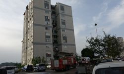 Çatıya çıkan kadını polisler ikna etti