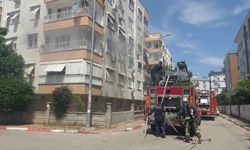 Dairede çıkan yangın apartmanı dumana boğdu