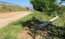 Denizli’de feci kaza... Elektrik direğine çarpan otomobil hurdaya döndü
