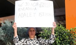 Antalya’da anne, engelli oğlu için oturma eylemi başlattı