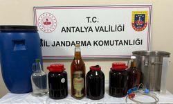 Evinde sahte içki malzemeleriyle yakalandı