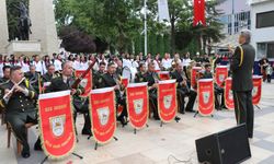 Ege Ordusu Bölge Bandosu, öğrencilerle birlikte Denizli'de konser verdi