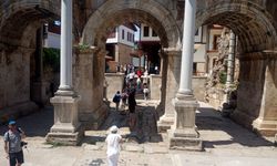 Antalya canlandı… Hadrian Kapısı turistlerle doldu