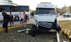 Hafif ticari araç ile tur aracı çarpıştı, 3'ü turist 4 kişi yaralandı