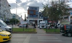 İki servis aracı çarpıştı, biri iş yerine daldı