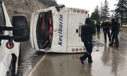 Isparta’da yolcu midibüsü devrildi: 15 yaralı