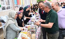 Kemer Belediye Başkanı Necati Topaloğlu, liselilerin kermesine katıldı