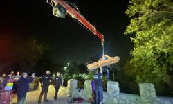 Köprüden düşen genç vinçle kurtarıldı