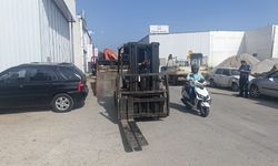 Kurtarıcıdan inerken halatı kopan forklift, park halindeki otomobile çarptı