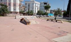 Kepez Skate Parkı’nda ihmal… Rampalardaki yazılar tepki çekti