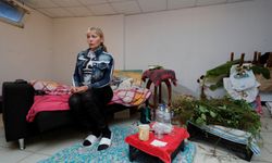 Rus öğretmen Antalya’da varlık içinde yokluk yaşıyor