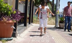 Fırının önüne oyunu çizdi, “dans et” notuyla oyuna davet etti