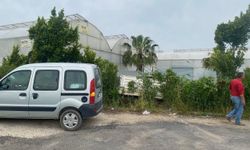 Serik'te kamyonet seraya daldı: 1 yaralı