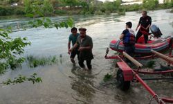 Suların yükseldiğini fark etmeyince ırmaktaki adacıkta mahsur kaldılar