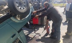 Safari aracı devrildi… Turistler araçtan forklift yardımıyla çıkarıldı