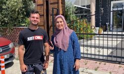 Yıllar önce kaybettiği telefonu geri gelmeyen turist, bulduğu telefona sahibine teslim etti