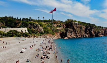 Antalya'da dünyaca ünlü sahilde bayramdaki yoğunluk yaz aylarını aratmadı