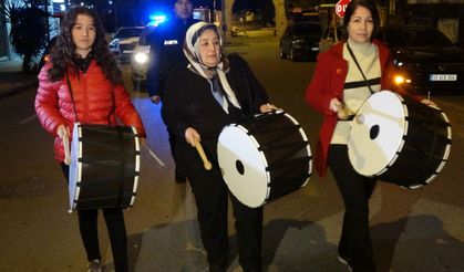 Mersin'de kadın davulcular ilk sahur için sokağa çıktı