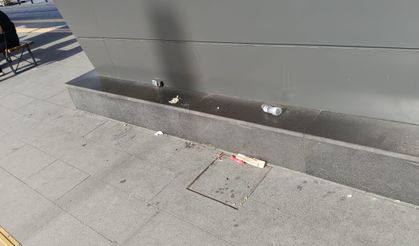 Antalya tramvay duraklarını çöplüğe çevirdiler