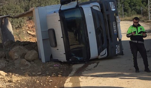 Alanya’da kamyon yan yattı