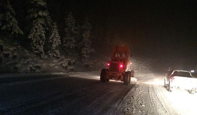 Antalya yolu kardan arındırılıyor