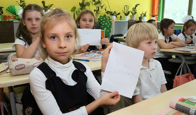 Rus çocuklar Antalya’da Türkçe öğreniyor